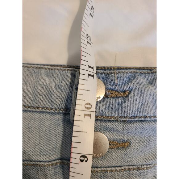 Refuge size 10 women's lightwash distressed cuffed shorts - Picture 6 of 7